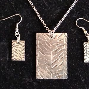 🆕Necklace and matching earrings silver tone